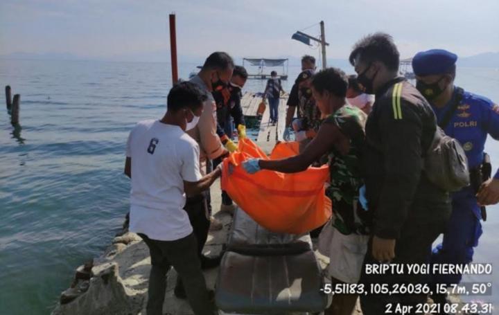 GEGER !! Di Temukan Mayat Laki Laki Mengapung Di Pantai Mutun Pesawaran